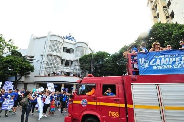 Jogadoras do Minas desfilam em carro aberto pelas ruas de Belo Horizonte após conquista do tri da Superliga Feminina de Vôlei