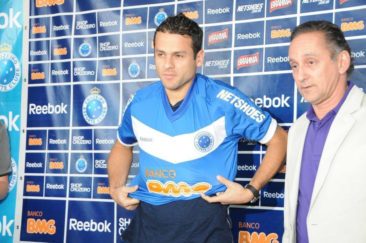 Bob (atacante) - revelado no Corinthians, fez sucesso no Besiktas, da Turquia, pelo qual marcou 75 gols em 187 jogos. No Cruzeiro, no conseguiu repetir essa mdia. Em 12 partidas, balanou a rede apenas duas vezes. Hoje, aos 35 anos, integra o elenco do Oeste, lanterna da Srie B.