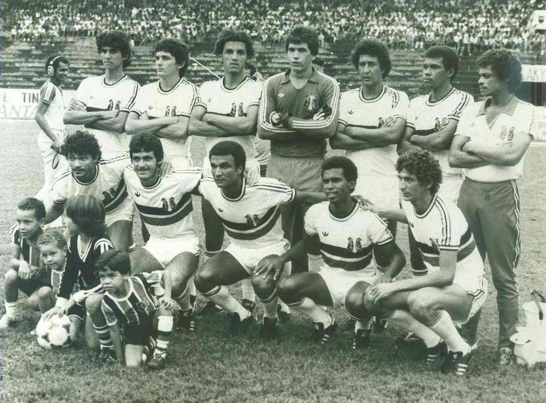 Equipe do Santa Cruz de 1983 perfilada com material fornecido pela Adidas