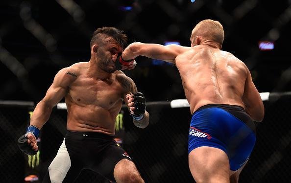 TJ Dillashaw (luvas vermelhas) venceu John Lineker por deciso unnime (triplo 30-26)