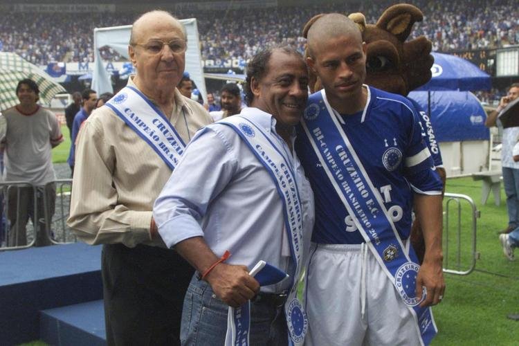 Imagens do meia Alex, campeo da Trplice Coroa com a camisa do Cruzeiro