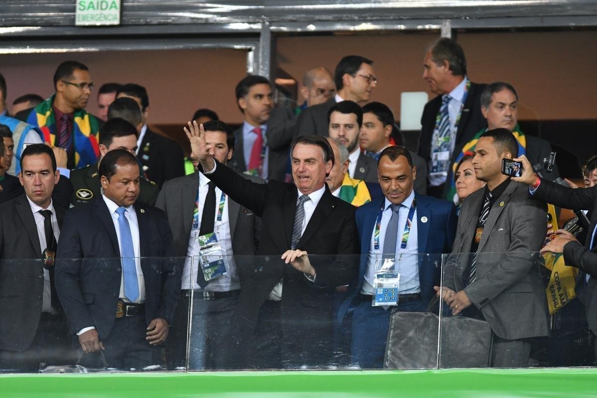 Lateral-direito Cafu, tetracampeo mundial com Seleo, esteve ao lado de Bolsonaro no Mineiro