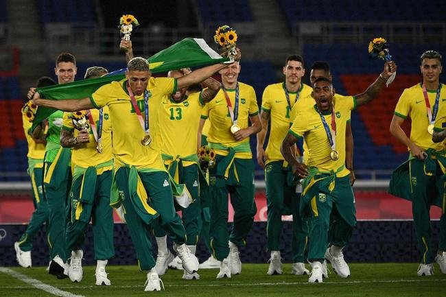 Jogadores da Sele��o Brasileira recebem a medalha de ouro pela conquista ol�mpica no futebol