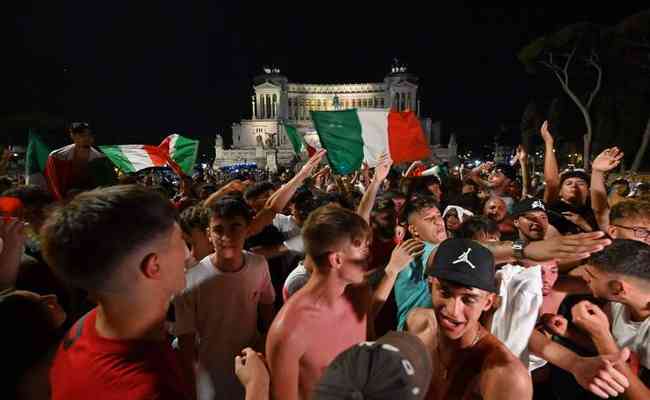 Italianos comemoraram classificao da seleo  final da Euro