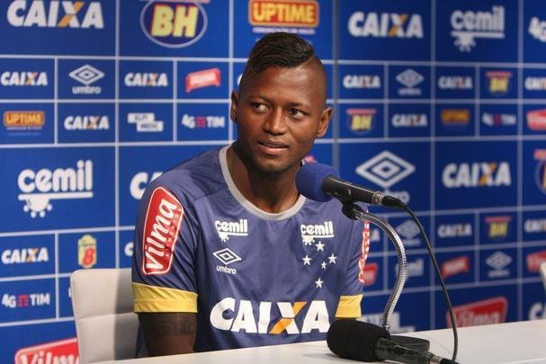 Riascos (atacante) - Marcado por perder um pênalti pelo Tijuana num jogo de Copa Libertadores contra o Atlético, o atacante colombiano foi contratado pelo Cruzeiro para a temporada 2015. Ele assinou contrato de três anos. Sem o apoio da torcida, Riascos não se sentiu à vontade em Belo Horizonte. fazendo apenas três partidas pelo clube celeste. A diretoria, então, o emprestou ao Vasco. Pelo clube carioca, o centroavante fez 17 gols em 49 jogos, o que despertou a atenção por parte da cúpula celeste. Integrado novamente, o camisa 18 fez dez partidas no Brasileiro de 2016, mas deu uma declaração polêmica depois de uma partida e acabou afastado do elenco. Em 2017, Riascos disputou o Campeonato Colombiano pelo Millonarios e ajudou a equipe a se classificar para a Copa Libertadores. Em 37 partidas, ele marcou 10 gols. Ele defenderá o Vasco neste ano.