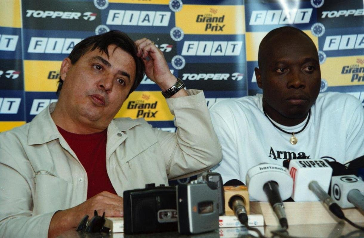 Fotos da apresentao do meia colombiano Freddy Rincn no Cruzeiro, em 6 de julho de 2001, na Toca da Raposa I. Ex-jogador morreu aos 55 anos nesta quarta-feira (13/4/2022), em Cali, em consequncia de um acidente de carro.