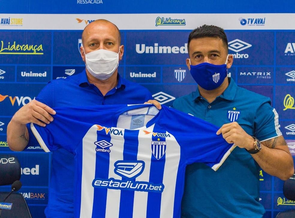 Edilson - foi dispensado do Cruzeiro no incio de junho, mas a resciso oficial s ocorreu um ms e meio depois, em 17 de julho. No fim de agosto, acertou com o Gois, pelo qual disputou 10 jogos. Em novembro, transferiu-se para o Ava.