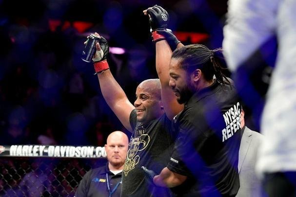 Daniel Cormier venceu Derrick Lewis por finalização e manteve cinturão dos pesados