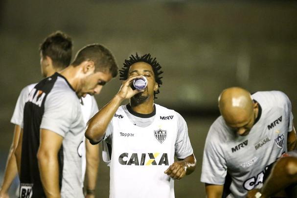 Jogadores trabalharam com bola no Almeidão, em João Pessoa, local da partida desta quarta, às 21h45, contra o Botafogo-PB, pela segunda fase da Copa do Brasil. Houve treinamento de pênaltis