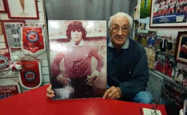 Rodolfo Fernandez conviveu com Maradona por 50 anos e s vende camisas do Argentinos Juniors