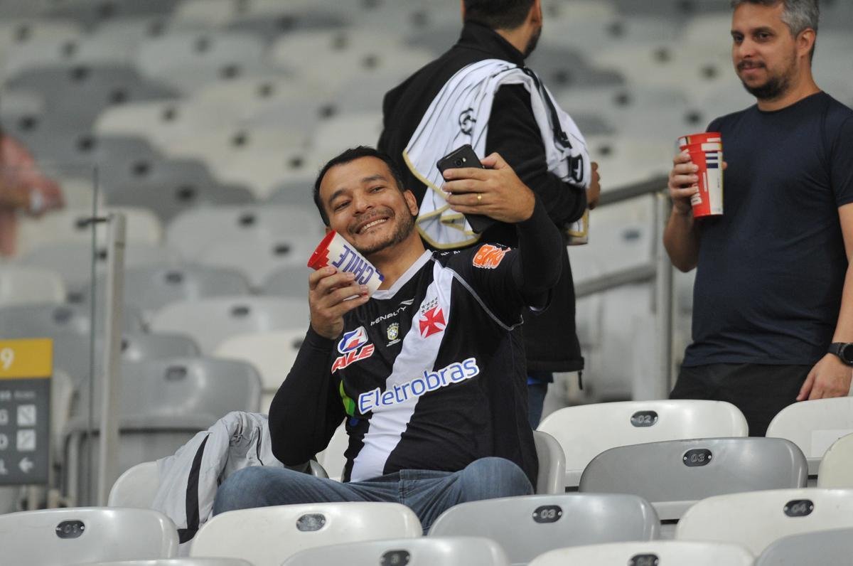 Fotos das torcidas de Uruguai e Equador no Mineiro