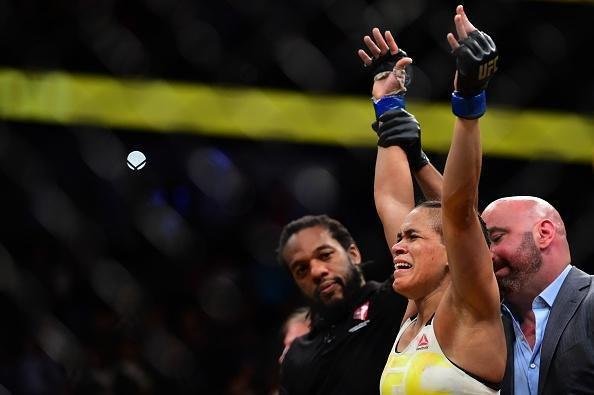 Fotos da grande vitória de Amanda Nunes pelo cinturão do UFC