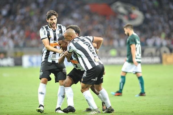Marquinhos abriu o placar para o Atltico em chute cruzado: 1 a 0