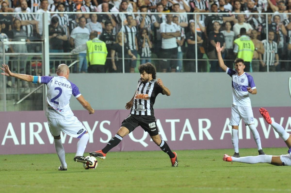 Lances do primeiro tempo do duelo entre Atltico e Defensor, pela terceira fase da Copa Libertadores