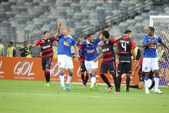 Imagens da partida entre Cruzeiro e Vitria