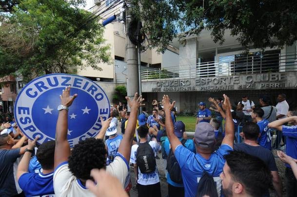 Em protesto na porta da Sede Administrativa, torcedores do Cruzeiro pediram renncias do presidente Wagner Pires de S e de seus vices, Hermnio Lemos e Ronaldo Granata