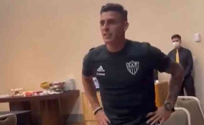 Pavón cantou e dançou no 'batizado' promovido pelos companheiros de Atlético