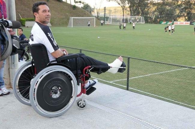 No Campeonato Brasileiro, o time no engrenou. Luxemburgo ainda fraturou a perna durante um treino. A luta foi contra o rebaixamento. O tcnico foi demitido em setembro de 2010