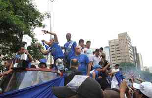 Passagem dos jogadores do Cruzeiro, tricampees brasileiros, pela regio da Savassi. Desfile no carro aberto do Corpo de Bombeiros atravessou toda a cidade rumo ao Barro Preto, onde est a sede do clube  
