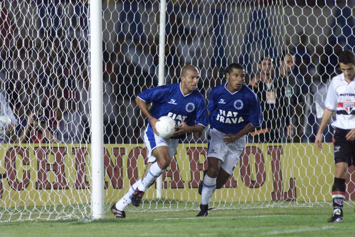 Fábio Júnior foi o artilheiro do Cruzeiro vice-campeão brasileiro de 1998, com 18 gols em 32 jogos. Graças ao grande desempenho, a Roma, da Itália, pagou 15 milhões de dólares por sua contratação, em janeiro de 1999. Em março de 2000, retornou ao time celeste por empréstimo e foi fundamental no título da Copa do Brasil ao marcar o primeiro gol da vitória por 2 a 1 sobre o São Paulo, no Mineirão. O centroavante teve uma terceira estada no clube, em 2002. No geral, disputou 190 partidas e fez 81 gols.