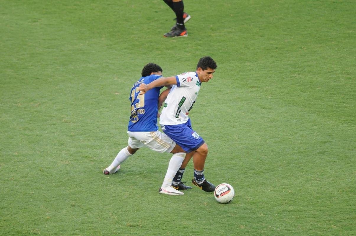 Cruzeiro goleou URT por 3 a 0 no Independncia com gols de Thiago, Machado e Edu em sua estreia no Mineiro. Ronaldo, dono da SAF, assistiu  partida no Horto. Duelo marcou estreia do tcnico uruguaio Paulo Pezzolano