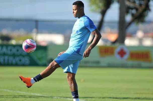 Jogadores do Cruzeiro durante treino desta sexta-feira na Toca da Raposa II