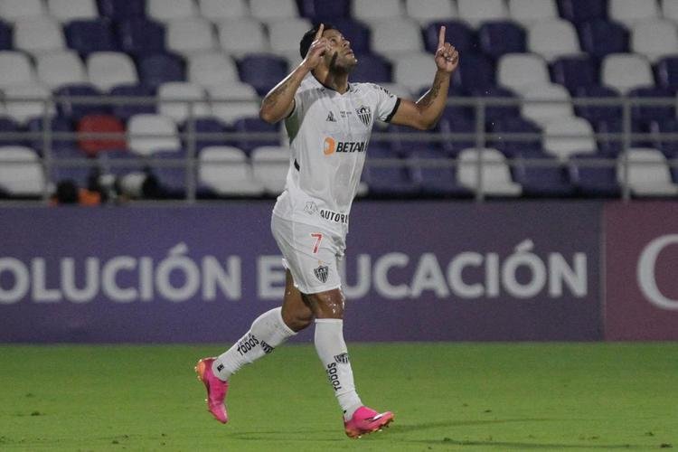 Jogo entre América de Cáli e Atlético, em Barranquilla, pela Copa Libertadores, teve diversas paralisações devido aos efeitos do gás de pimenta nos atletas. Protestos do lado de fora do estádio, contra o governo, tiveram consequências no gramado.