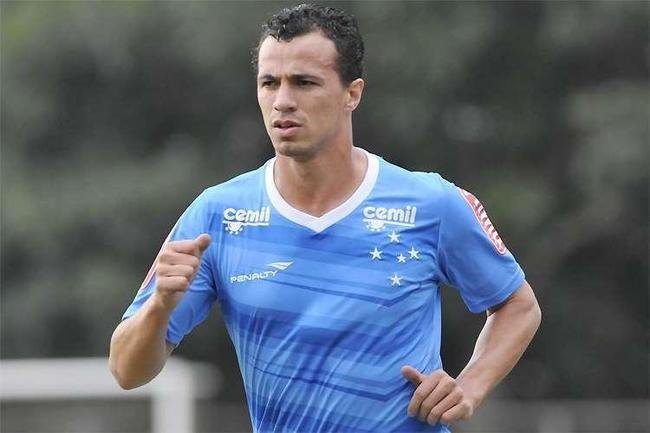 Leandro Damio (atacante) - emprestado pelo Santos, o substituto de Marcelo Moreno no repetiu no Cruzeiro o sucesso dos tempos de Internacional. O incio animador, com 11 gols nos 17 primeiros jogos (15 oficiais), deu lugar a nmeros modestos de apenas sete tentos nas 41 apresentaes restantes. A ltima impresso prevaleceu, e a diretoria no continuou com o centroavante.