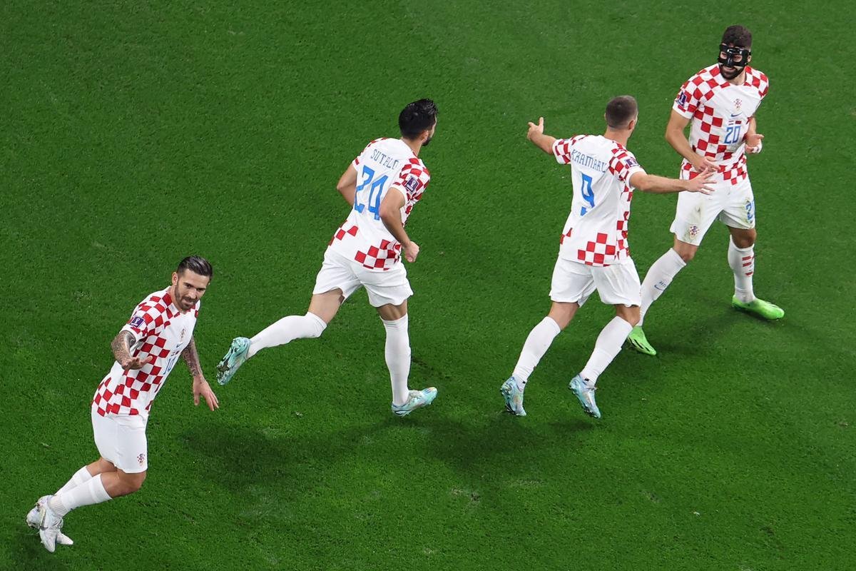 Josko Gvardiol abriu o placar para a Crocia sobre o Marrocos com um lindo gol de cabea: 1 a 0