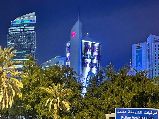 Prdios iluminados de Doka, no Catar, fazem homenagens a Pel, que se recupera de uma infeco respiratria e faz tratamento contra um cncer em So Paulo