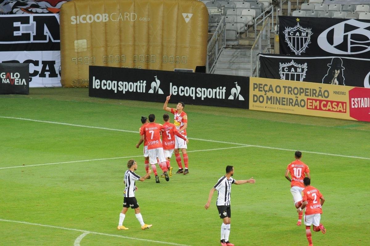 No segundo tempo, o Tombense saiu na frente, com gol de pnalti de Rubens. Logo depois, Sasha empatou para o Galo, aps falha pontual do goleiro Felipe. 