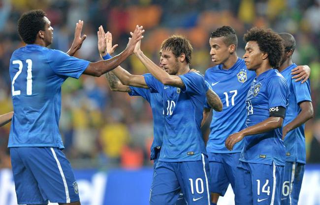 2014 - Brasil não usou o uniforme azul na Copa de 2014. Camisa tinha listras horizontais em tons distintos de azul e voltou a ter os detalhes brancos