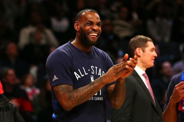 LeBron James mandou mensagem de apoio a Conor McGregor: 'Eu acho que ele  to forte quanto era antes dessa derrota. Provavelmente o maior campeo de todos em Muhammad Ali tambm caiu. Ento, isso no importa. Campees tropeam o tempo todo, e isso no te faz menos homem. Isso no deixa de te fazer campeo porque voc conseguiu um 'D',  Isso no  sobre como reagir bem,  como voc volta com um grande despertar de uma derrota quando as pessoas dizem que voc caiu. Ele ser um campeo para o resto da vida e ningum pode tirar mais isso dele. Sempre ser parte do seu currculo. Ele construiu isso ao longo da carreira e ele continuar fazendo isso pelo que eu vi de suas frases aps a derrota'