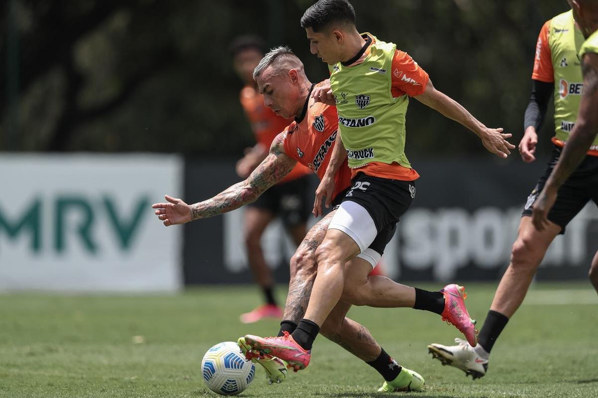 Aps a vitria por 2 a 1 sobre o Cuiab, neste domingo (24), pelo Campeonato Brasileiro, o elenco do Atltico se reapresentou e treinou na tarde desta segunda-feira (25), na Cidade do Galo, em Vespasiano. As atividades visaram o duelo de volta da semifinal da Copa do Brasil, contra o Fortaleza, que ocorrer na quarta-feira (27). Por ter vencido o jogo de ida por 4 a 0, no Mineiro, o Galo tem vaga encaminhada na deciso do principal torneio mata-mata do pas.