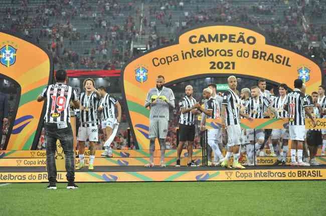 Atlético ergue a taça e festeja bi da Copa do Brasil