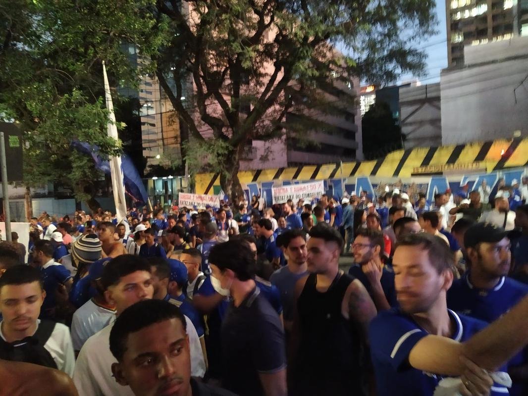 Torcida do Cruzeiro foi em peso ao Parque Esportivo do Barro Preto para fazer press�o pela aprova��o da venda da SAF a Ronaldo