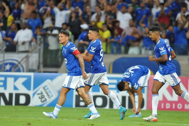 Fotos da torcida do Cruzeiro na vitria por 1 a 0 sobre o Londrina, no Mineiro, pela Srie B