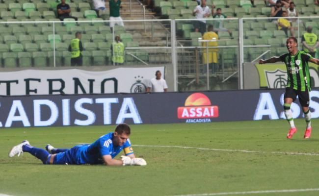 Rafael Cabral no defendeu chute do atacante americano Alosio no primeiro gol