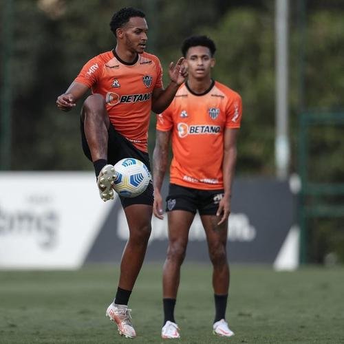 Com Guilherme Arana de volta, Cuca comanda atividade na Cidade do Galo