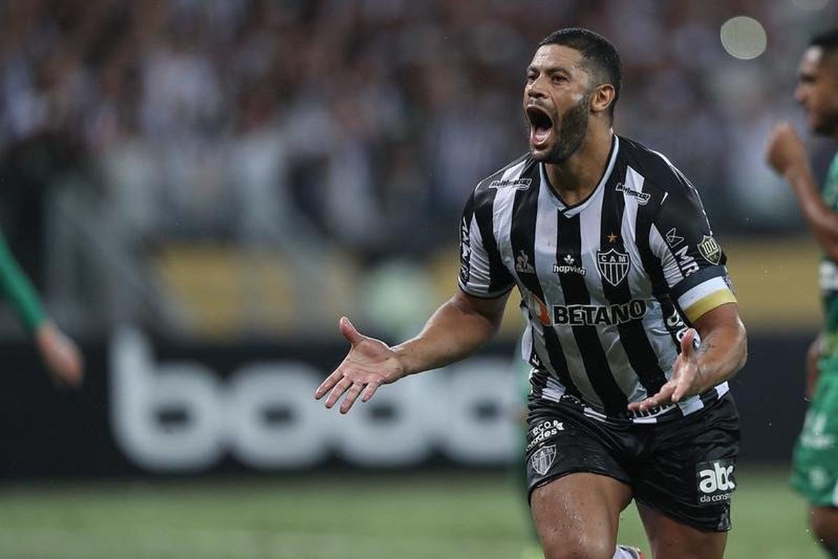 Hulk marcou os dois gols da vitria do Galo por 2 a 0: um de pnalti e outro em lindo chute no ngulo