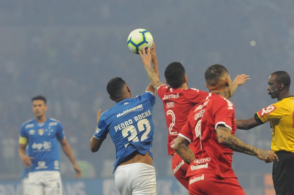 Fotos do primeiro tempo do duelo entre Cruzeiro e Internacional, no Mineiro, pela semifinal da Copa do Brasil