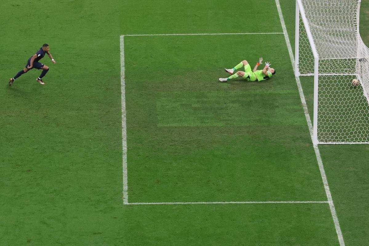 Mbapp faz o primeiro gol da Frana na final contra a Argentina e reduz vantagem do rival para 2 a 1. O francs cobrou pnalti cometido por Otamendi