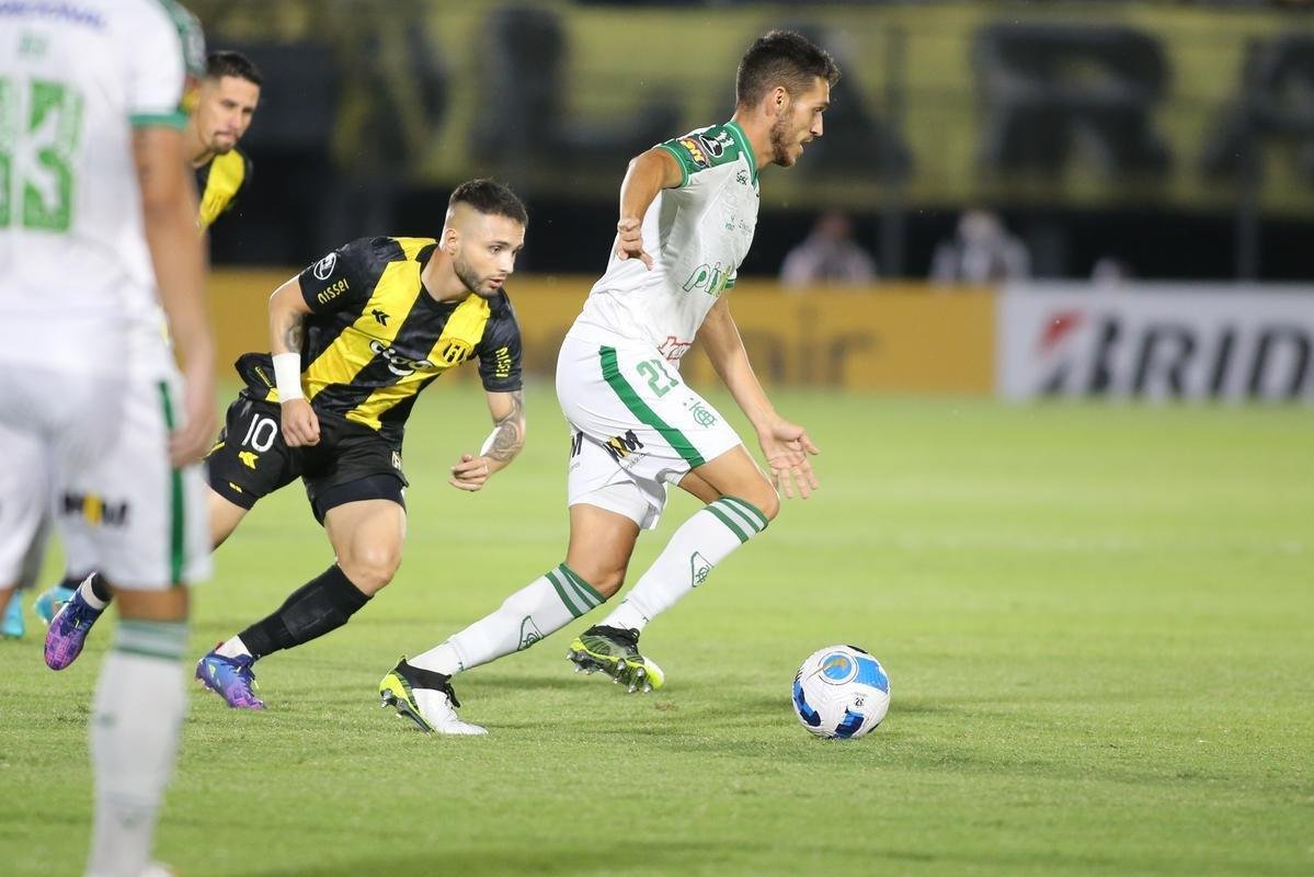 Fotos da partida entre Guaran e Amrica no Estdio Defensores del Chaco, em Assuno, pela segunda fase da Copa Libertadores