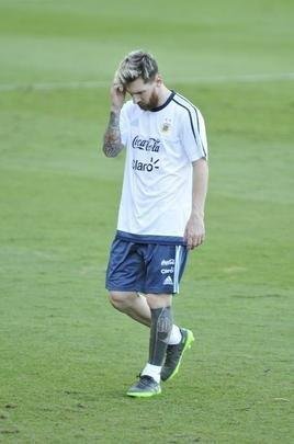 Seleo Argentina treinou nesta tera na Cidade do Galo com Lionel Messi. O craque cobrou faltas, afiou a pontaria e, em seguida, deixou a atividade mais cedo para se poupar. Na parte final, o tcnico Bauza orientou um trabalho em campo reduzido