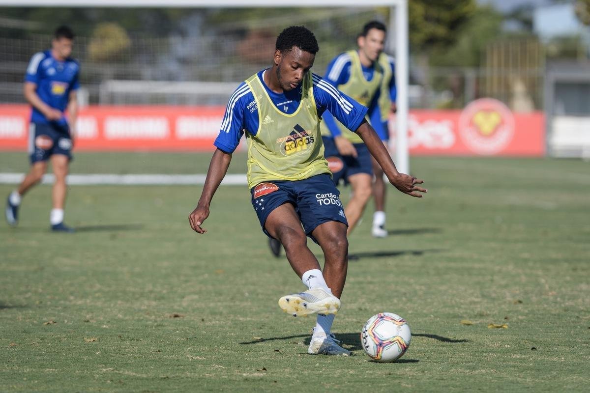 Fotos do primeiro treino do Cruzeiro, na Toca da Raposa II, sob o comando de Ney Franco. Treinador de 54 anos foi oficializado nesta quarta-feira