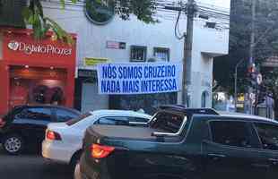 Torcedores do Cruzeiro afixaram faixas em diversos pontos da capital, com mensagens de apoio ao time. A manifestao foi realizada no dia da primeira partida contra o Atltico, pelas quartas de final da Copa do Brasil