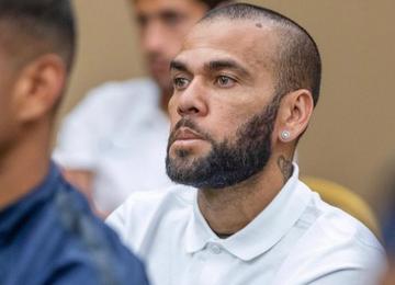 Jornal espanhol afirmou que jogador está dividindo cela com compatriota e que tem consciência do longo tempo que poderá ficar preso