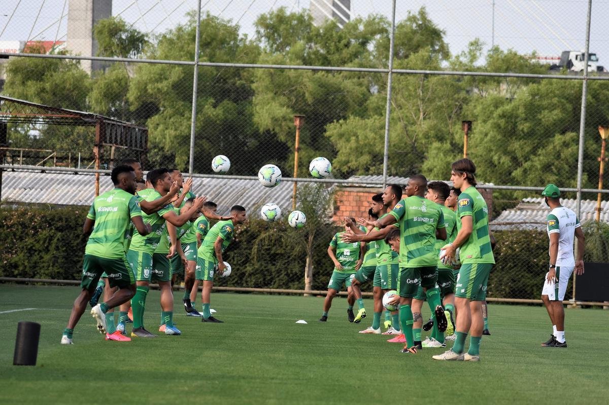 Nesta tera-feira, no CT do Grmio, em Porto Alegre, Lisca comandou atividades leves com bola e concluiu preparao do Amrica para o duelo contra o Internacional, pelas quartas de final da Copa do Brasil. Partida ser realizada nesta quarta-feira, s 21h30, no Beira-Rio.