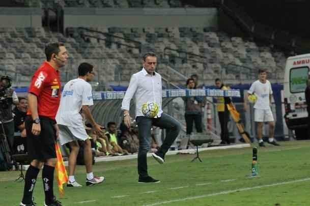 Veja as reaes do tcnico Paulo Bento na estreia pelo Cruzeiro, no duelo contra o Figueirense