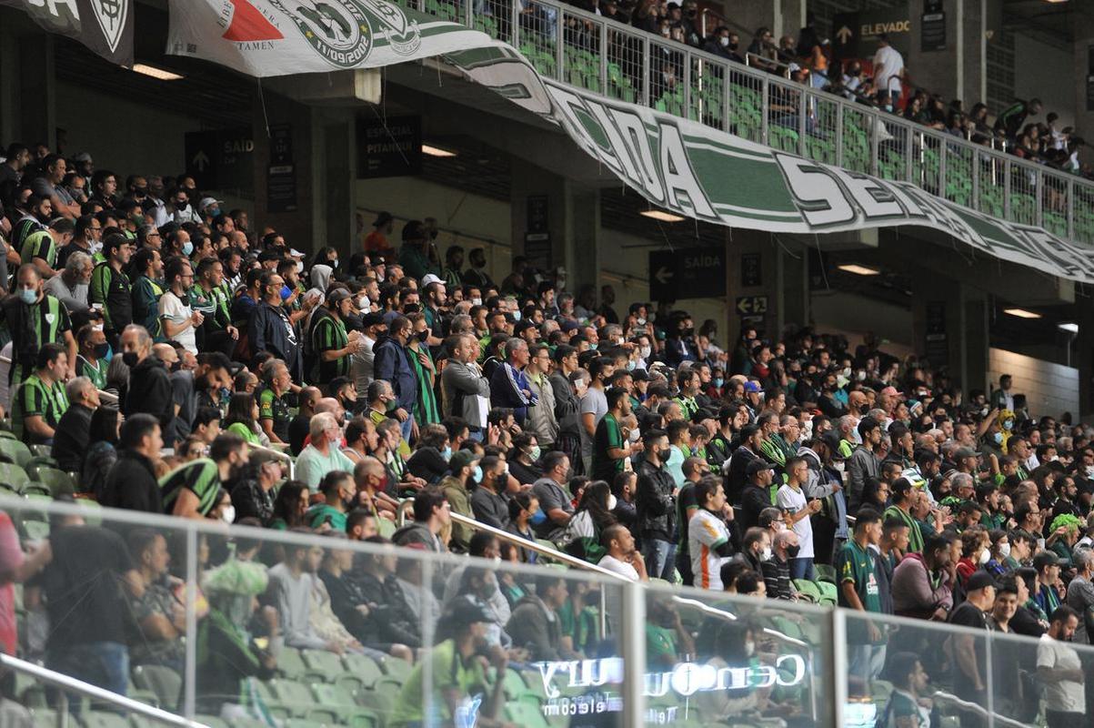 Fotos da torcida do Amrica na partida contra o Grmio, no Independncia, em BH, pela 32 rodada do Campeonato Brasileiro de 2021